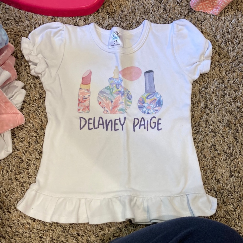2 Make up tshirt Delaney Paige “D”